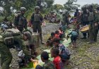 Satgas Yonif 613/Rja dan Warga Purbalo Makan Bersama di Atas Daun Pisang, Hangatkan Kebersamaan di Puncak Jaya