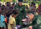 Satgas Yonif 631/Antang Jalin Keakraban Lewat Makan Bersama Warga Papua