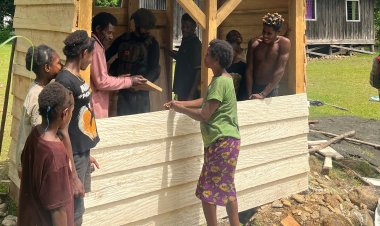 Satgas Yonif 631/Antang Bersihkan Gereja di Papua, Wujud Nyata TNI Bangun Kedekatan dengan Warga