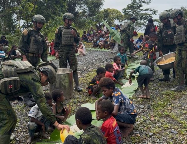 Satgas Yonif 613/Rja dan Warga Purbalo Makan Bersama di Atas Daun Pisang, Hangatkan Kebersamaan di Puncak Jaya